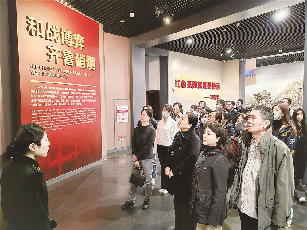 出版集團(tuán)機(jī)關(guān)組織開展“緬懷革命先烈   傳承紅色基因”主題黨日活動(dòng)